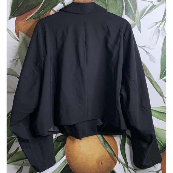 NEW Torrid Studio Size 5 US 5X Refined Crepe Cropped Blazer Black One Button - Picture 7 of 7